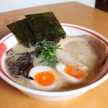 おすすめの豚骨味玉細麺