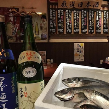 マスターのこだわりの日本酒の数々と、新鮮なお魚。